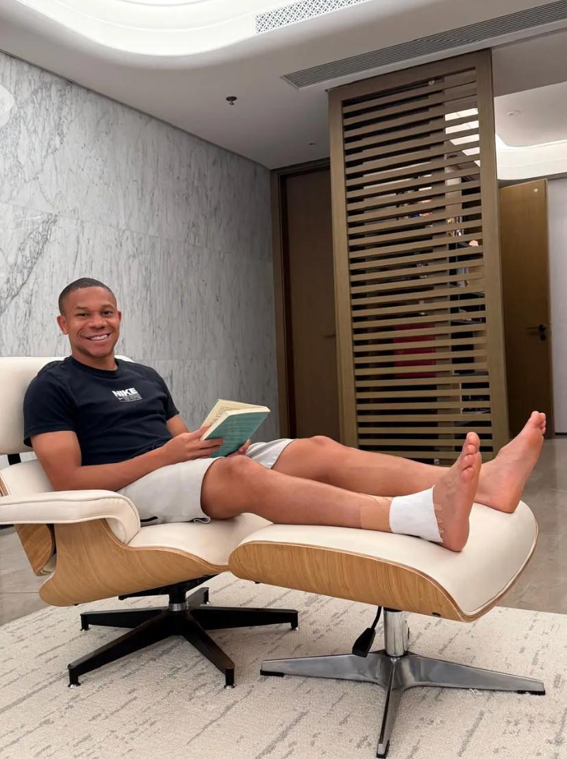 妻子：韦林顿三次伤到同一个脚踝，昨天又去医院做了检查