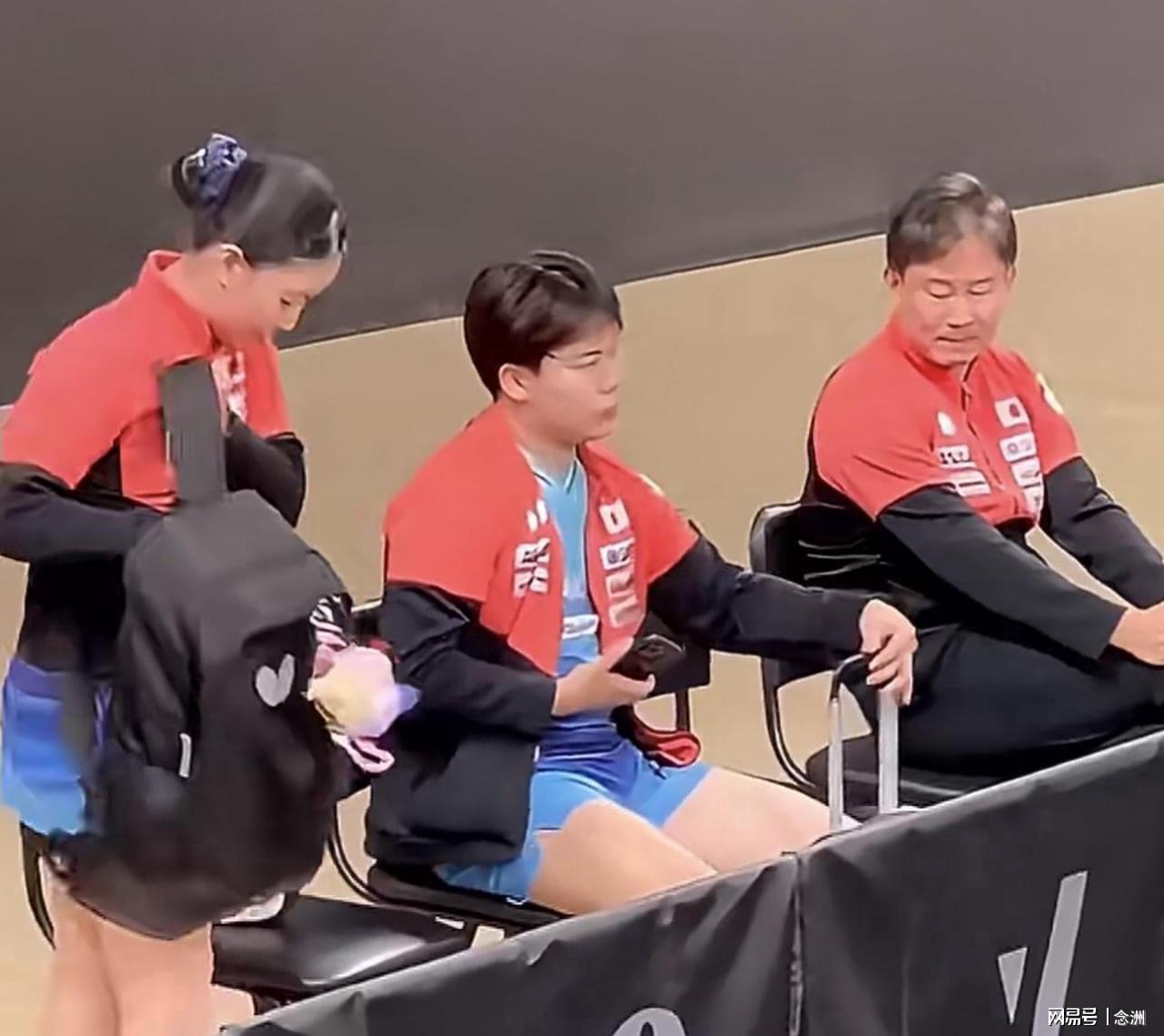 张本美和心累！松岛辉空东张西望态度散漫 转头匆匆离开 中泽锐无奈